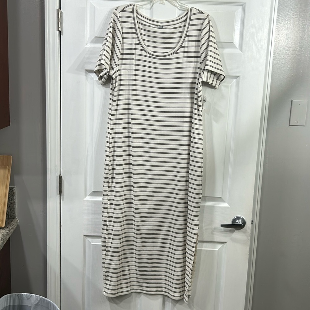 Maxi dress with left side slit